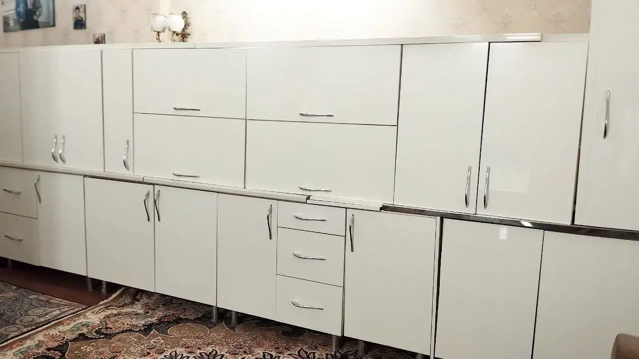 کابینت‌های گلاس سفید تمیز سالم بدون هیچ گونه عیب و نقصی همراه با سینگ گود دو لنگه هود 
