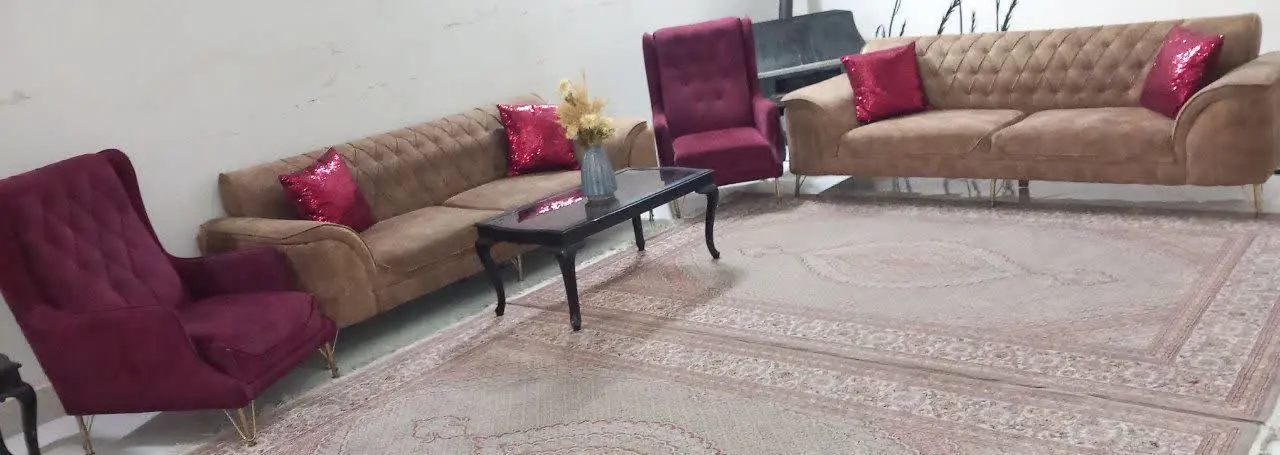 مبلمان چستر ۸ نفره دو تا کاناپه بزرگ سه نفره و دو تا یکنفره کاملا سالم و بسیار مقاوم و محکم سفارشی ساخته شده ابر و پارچه ضمانتی خوشرنگ و شیک