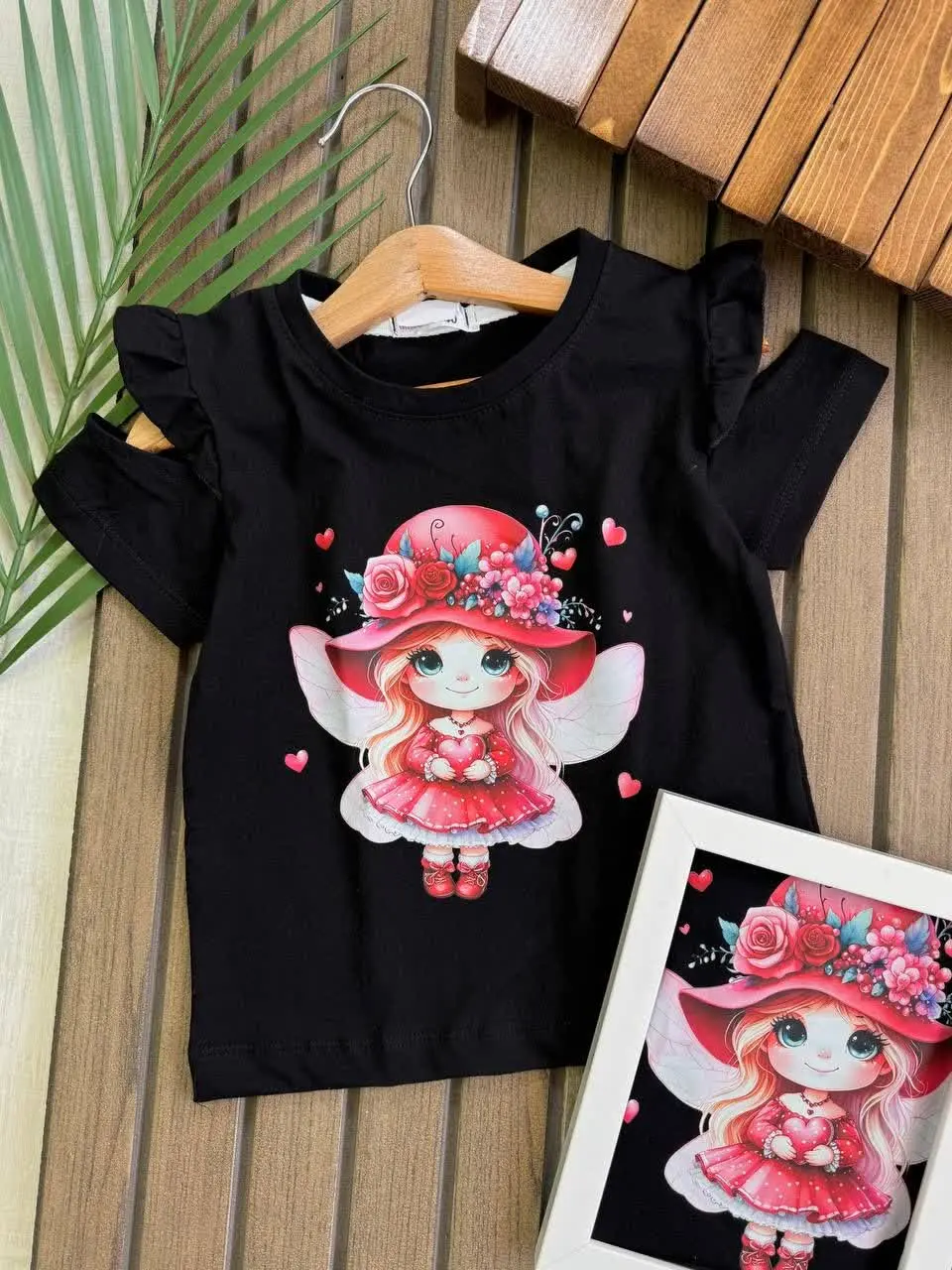 تیشرت مشکی دختر کلاهی👧🏻👒