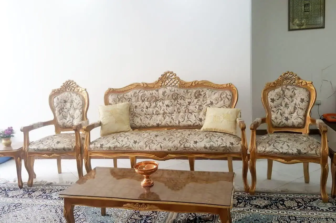 مبل استیل ۹نفره هستش با میز وسط وجلومبلی