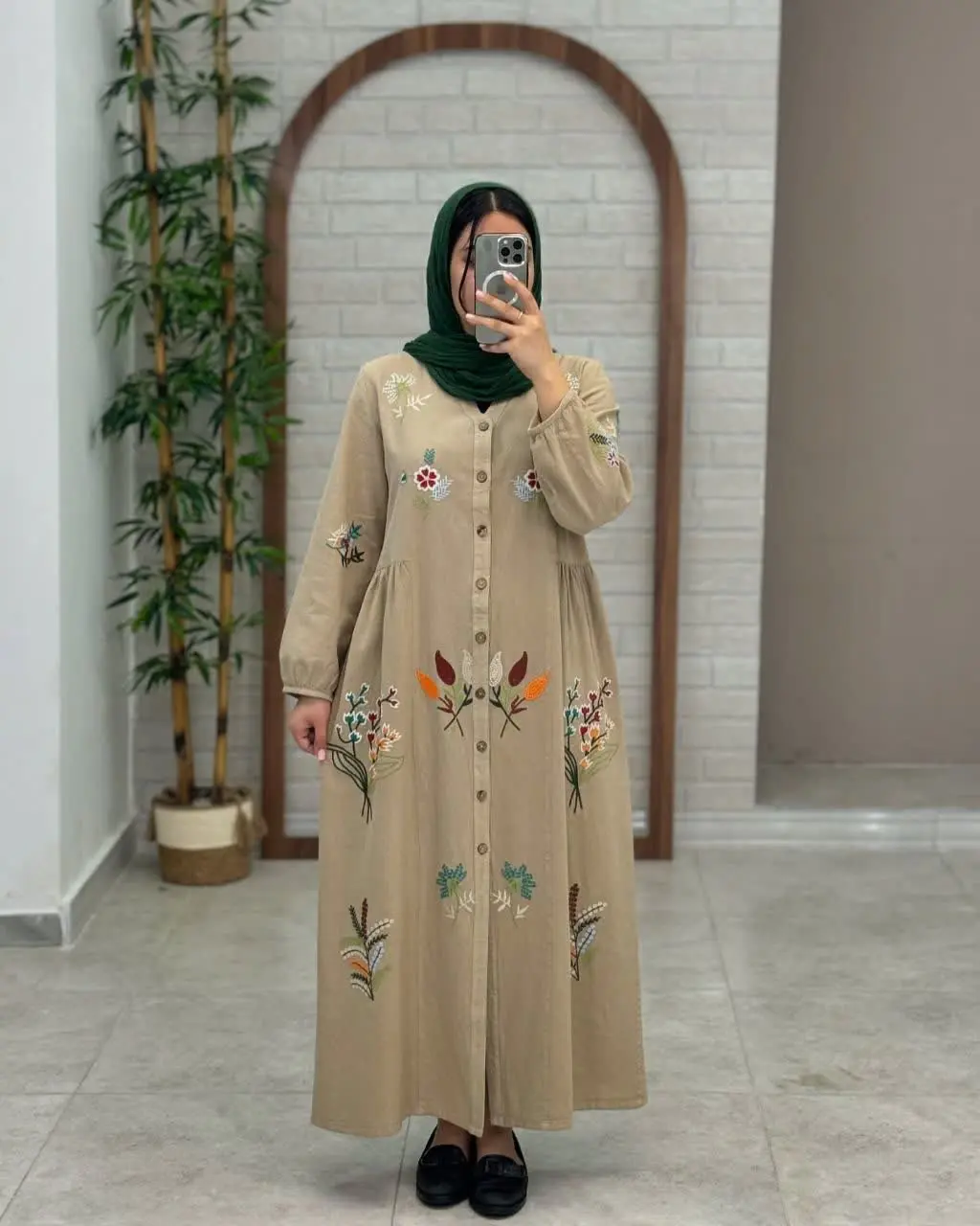 منکه عاشقش شدم آخه شما گلدوزیای روی لباسو بیین🥹یکی از یکی دلبرتره🌻