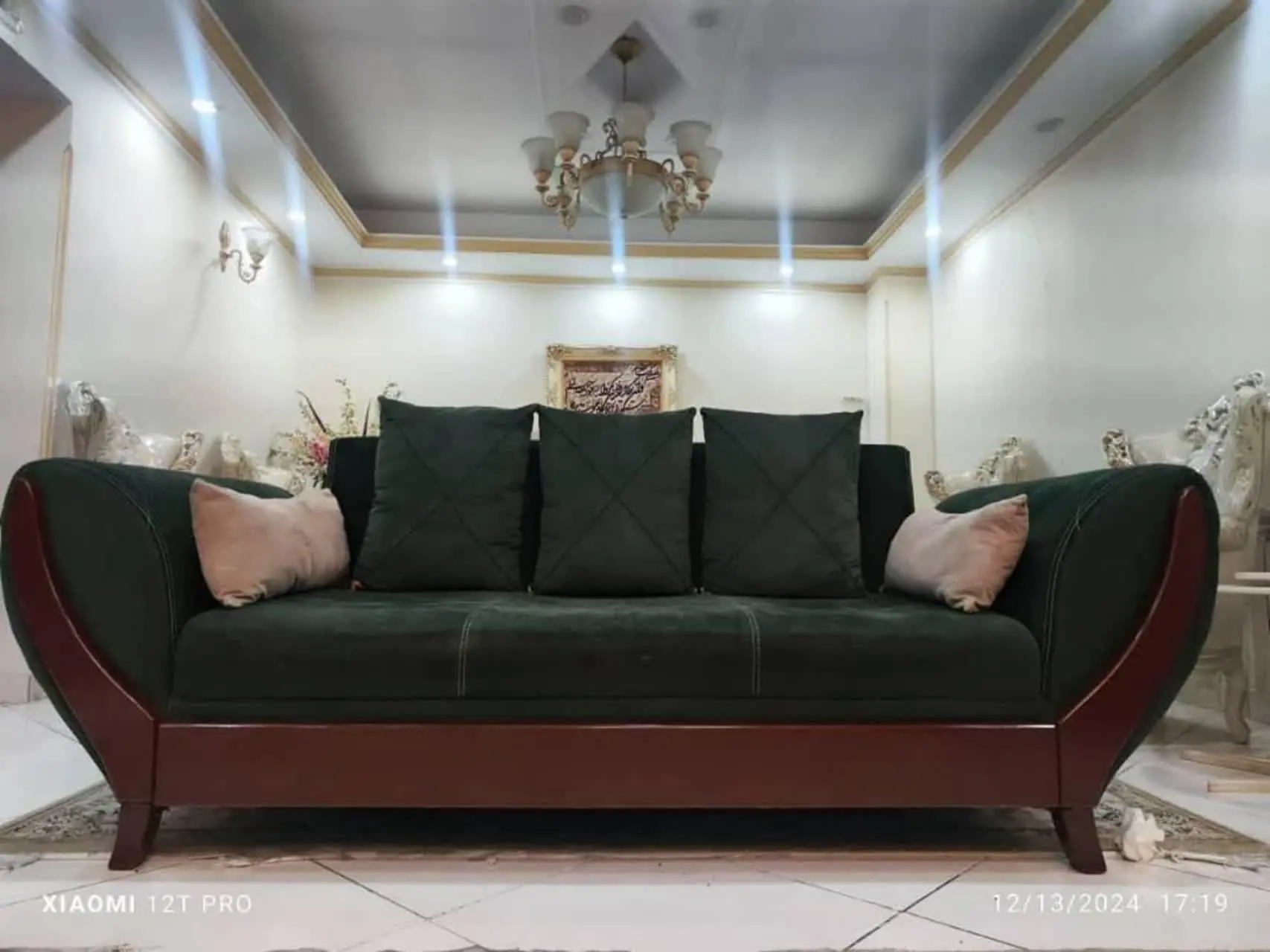 مبل ۷نفره با ۱۱عدد کوسن خیلی تمیز بارچه جیرمخمل یشمی کرم