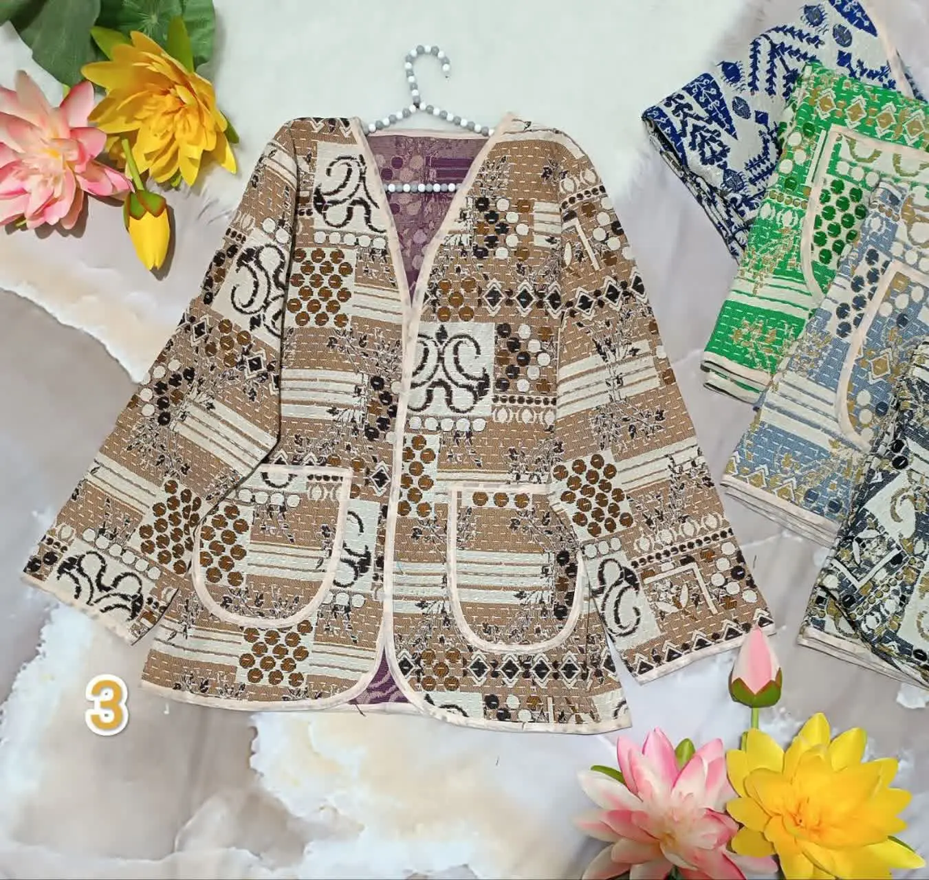 👗کت گلیمی با رنگبندی زیبا و با تضمین کیفیت پارچه و دوخت و تنخور فوق العاده شیک و جذاب 😍 دور سینه ۱۱۰قد حدودا ۷۲ دورسینه قد آستین ۶۱