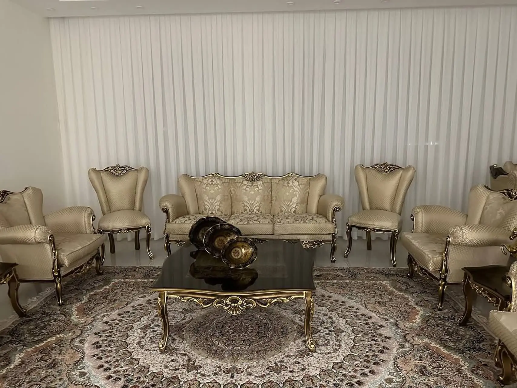 مبل ٩ نفره نهار خوری ٨ نفره و ۳ عدد