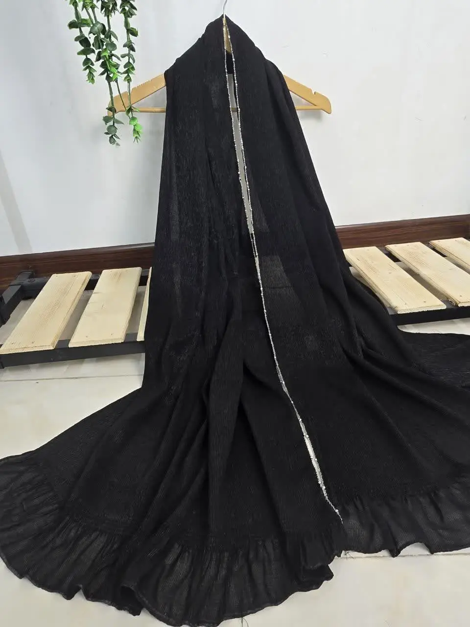 ترکیب دو مدل پر طرفدار، شال کلوش و شال لب زنجیر، از جنس درختی وارداتی با زنجیر رنگ ثابت، بدپن نخ کش شدن، کیفیت A++و با ایستایی عالی