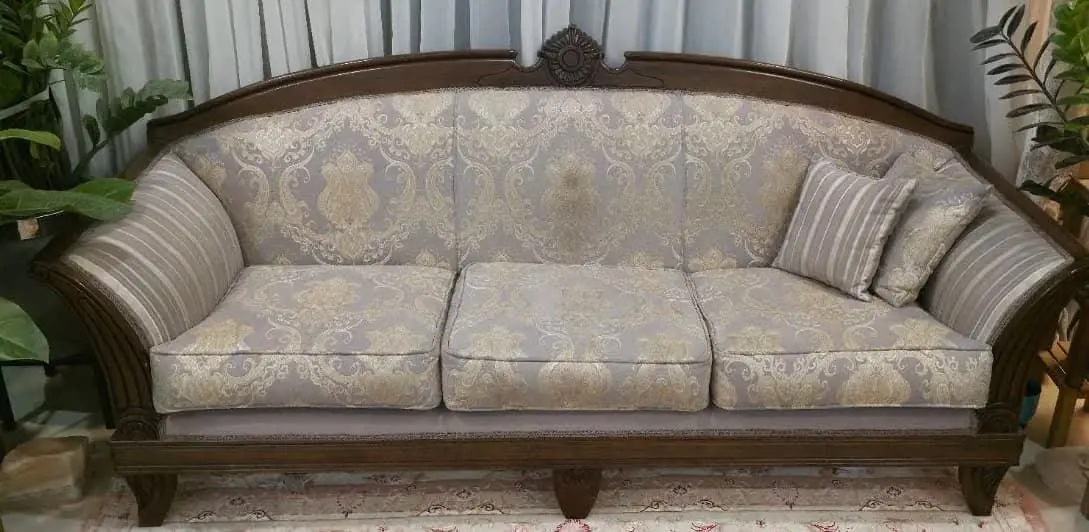 مبل ۷نفره و میز ناهارخوری ۸ نفره.