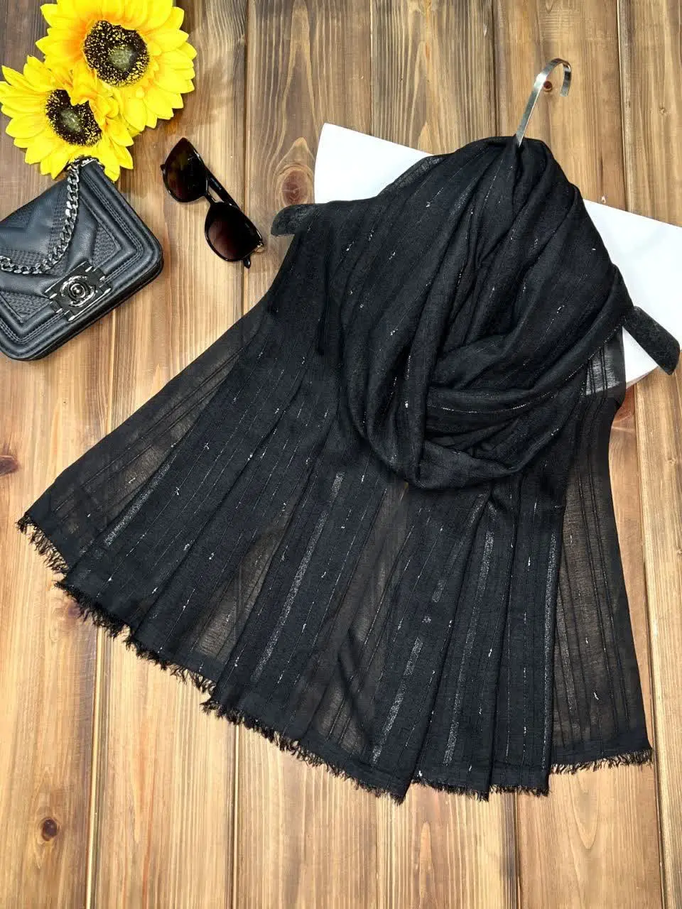 کالکشن مشکی محرم روسری آسمان🖤 شال نخی چهار فصل🌟 لب ترک 🌸قواره حدود ۷۰ در ۲ متر 🧵همراه با لمه بافته شده داخل پارچه 💫شاینش به خاطر اینکه داخل پارچه بافته شده اصلا نمیریزه🤩