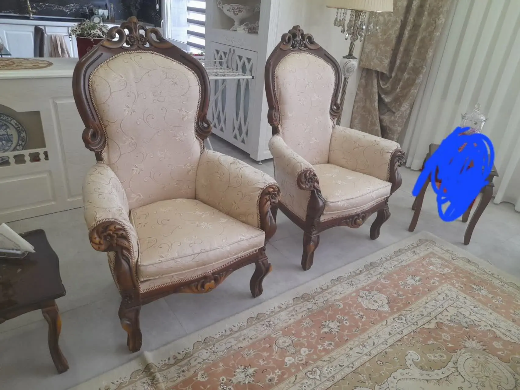 مبل استیل ۹نفره با سه تا میز عسلی جلو مبلی منبت کاری شده و میز ناهارخوری ۸نفره، چوب بسیار عالی و قدیمی و محکم