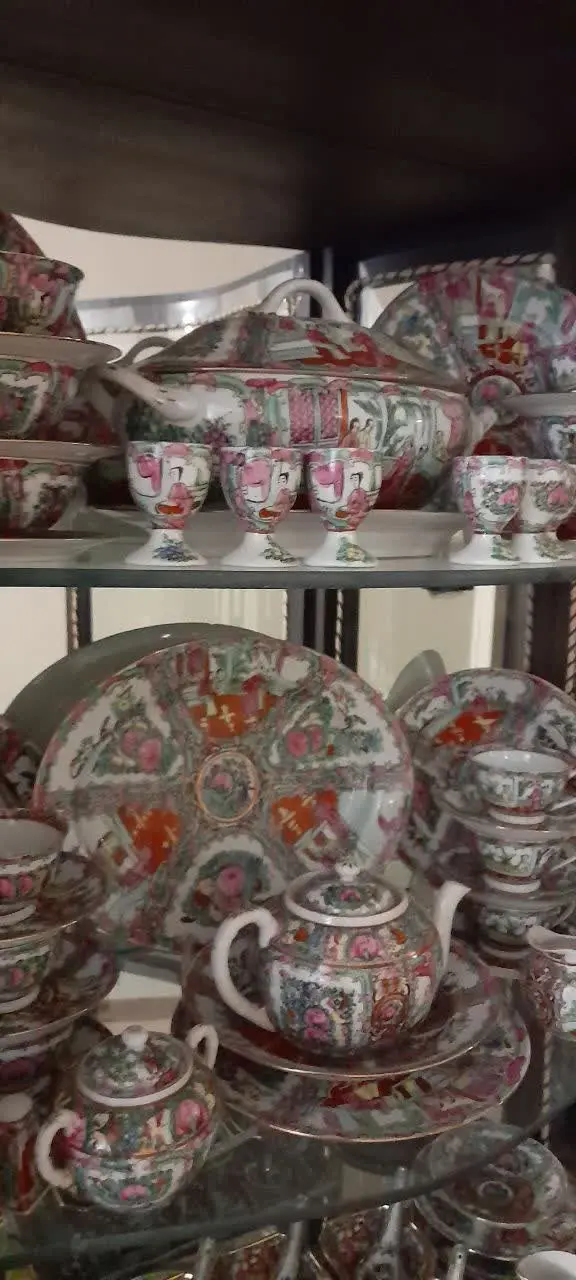 سرویس چینی گل مرغی نقاشی قدمت بالای ۶۰ سال کاری ارزشمند و تکرار نشدنی کلکسیونی برای سرمایه گذاری مناسب جهیزیه