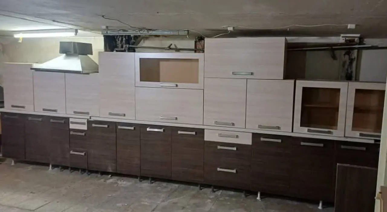 کابینت ام دی اف تمیز سالم بدون هیچ عیب ونقص با سینک و هود ۱۲متر