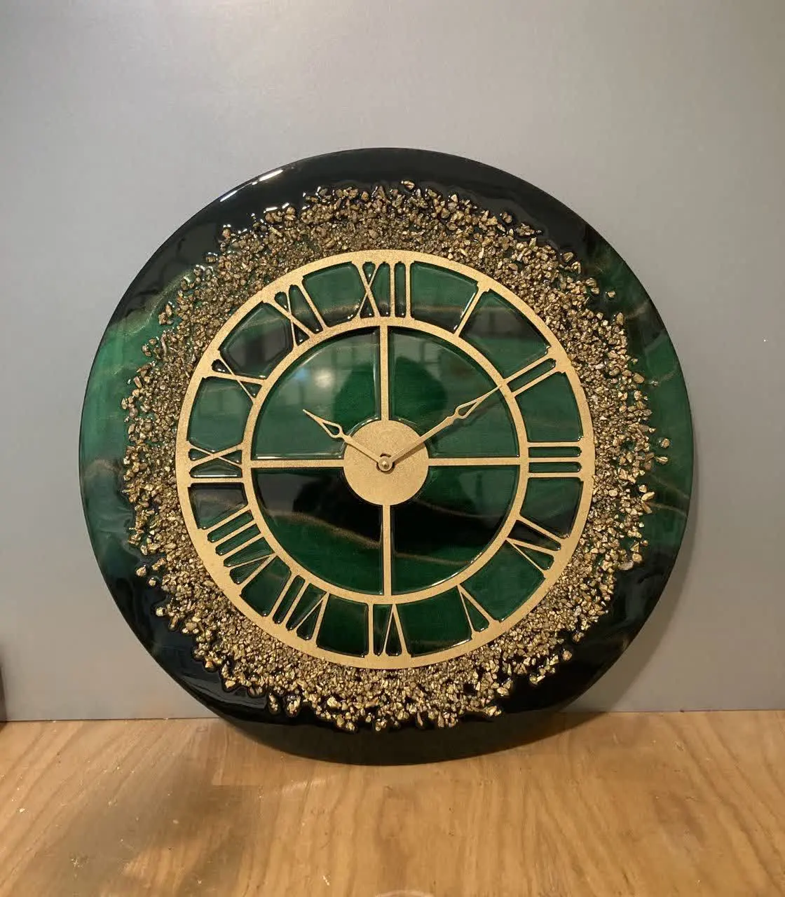 ترکیب رنگهای سبز و مشکی و طلایی همچین ساعت زیبایی رو خلق کردن🤩