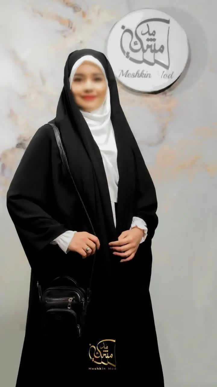 ۱⃣این مدل مچ یا آستین نداره و در دوطرف چادر دو شکاف بهطوری تعبیه شده که شما دستاتون رو خیلی راحت از اون خارج کنین و بتونین کیف بندازین👜