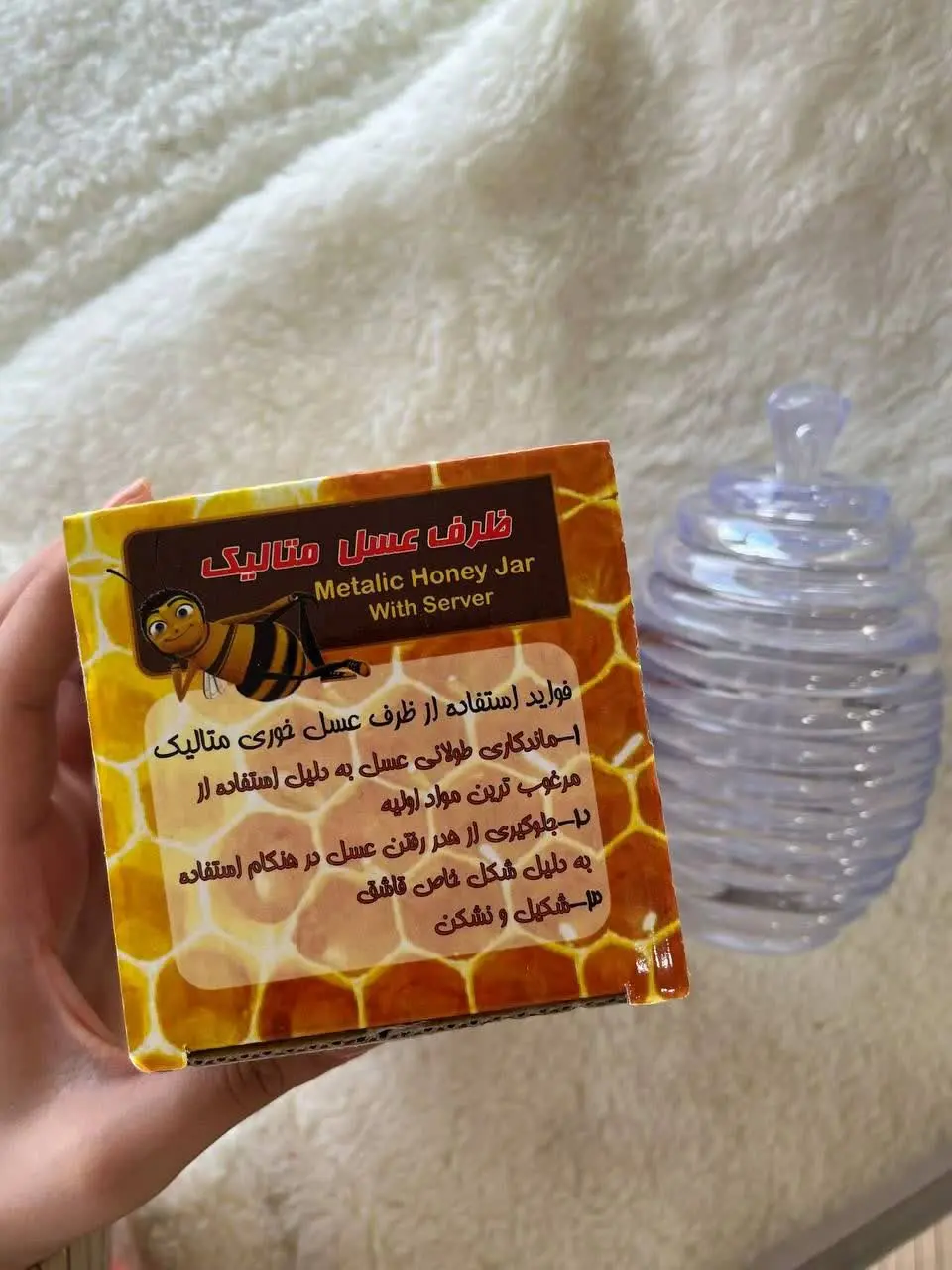ویژگی منحصر به فرد آن این است که یک دایره وسط درب آن خالی است که محل قرار گیری قاشق مخصوص ظرف میباشد که باعث میشود زمانی که درب آن را میگذارید احتیاجی نیست قاشق را از آن خارج کنید. جایی ک