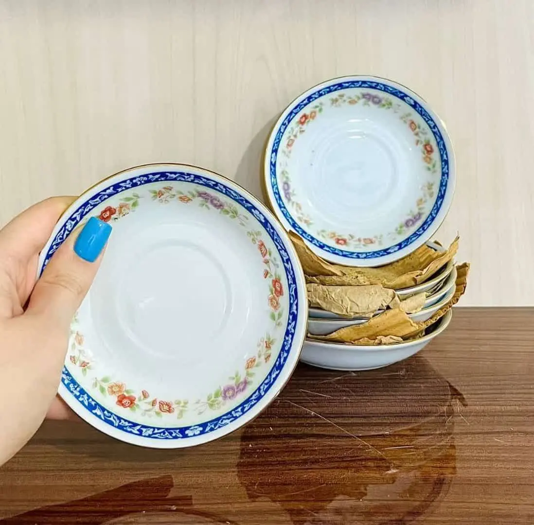 یک دست نعلبکی قدیمی