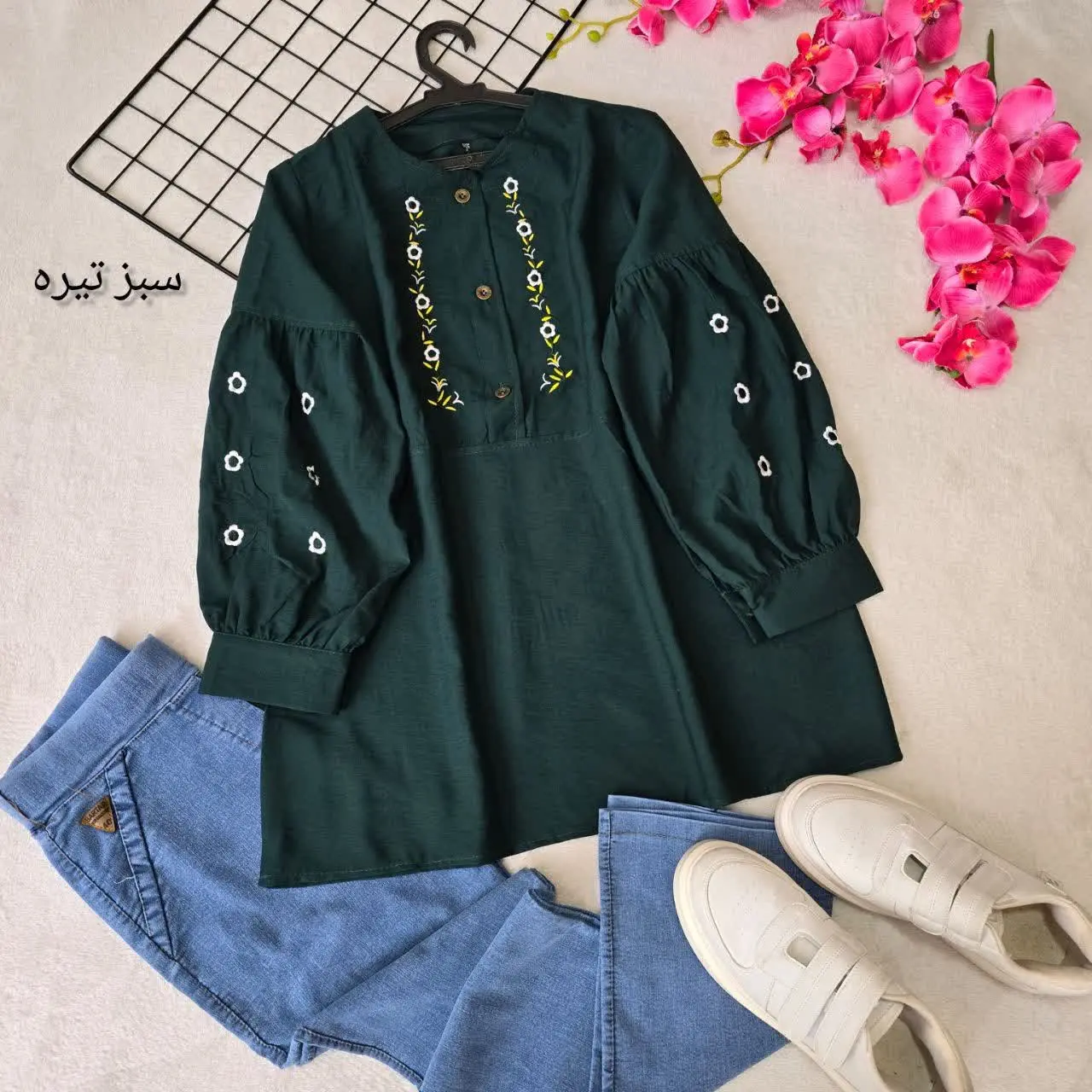 مناسب روزای داغه تابستونه، دور دکمه هاش گلدوزی پر تراکمه و هر دوروی آستینش با شکوفههای بهاری گلدوزی شده، قسمت پایین تنه کار کمی حالت کلوش داره و دکمههای جلوی کار کاربردی هستن👌