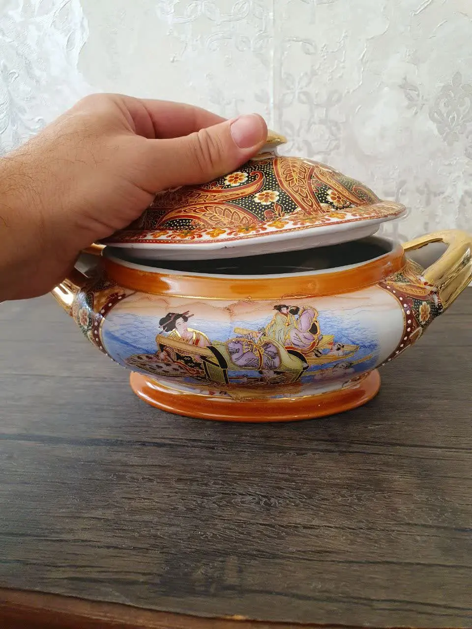 سوپ خوری دسته طلایی.