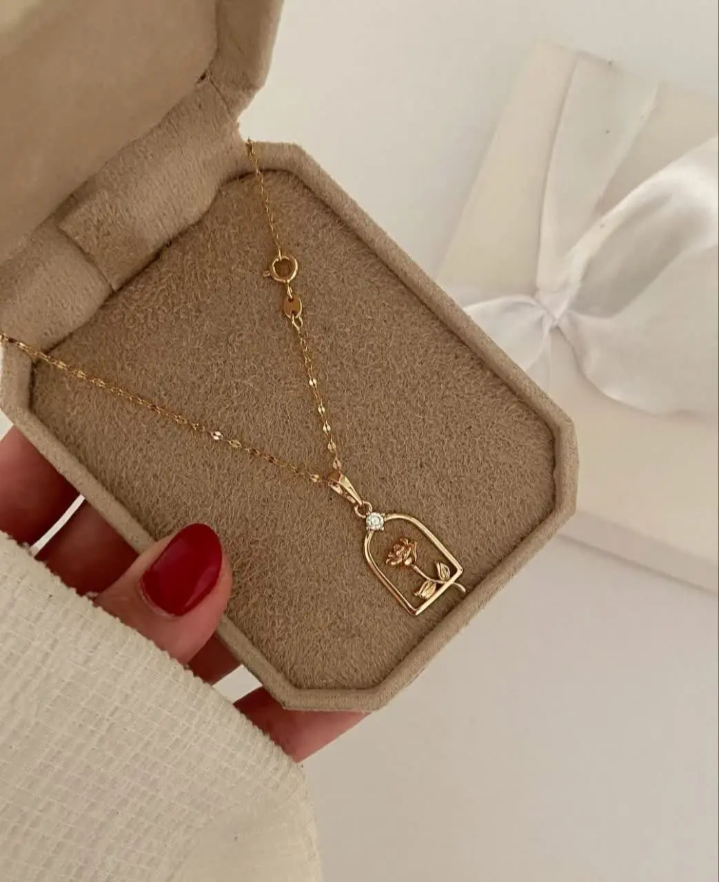 گردنبند گل رز از برند معتبر...