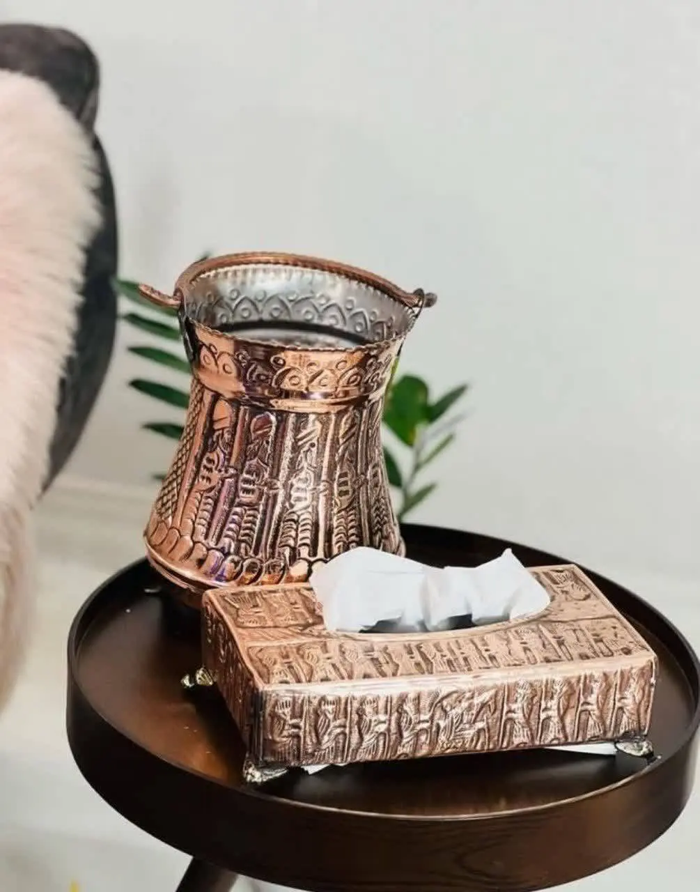 سطل زباله مسی و جا دستمال کاغذی مسی باطرح زیبایی که داره به چیدمان منزل شما زیبایی رو هدیه میده