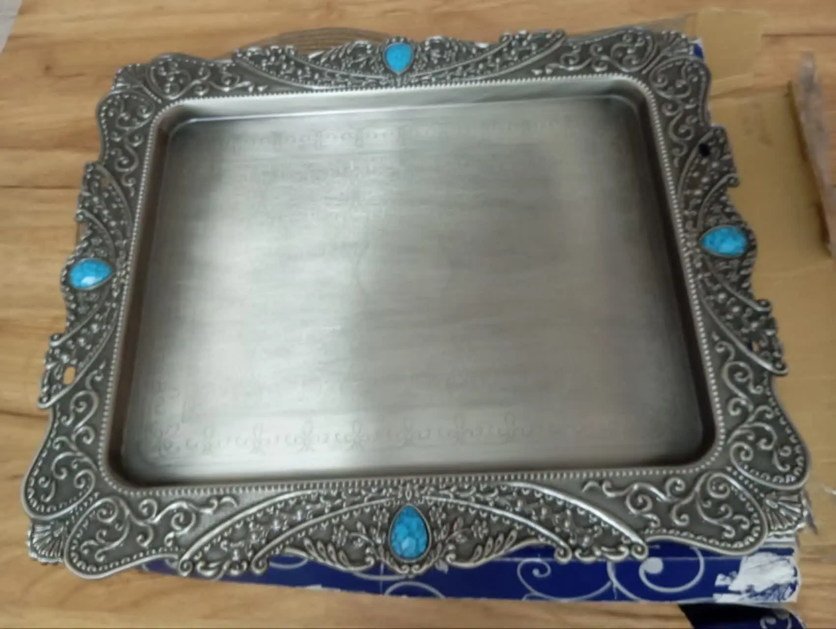 سینی پایه دار نونو با جعبهاش