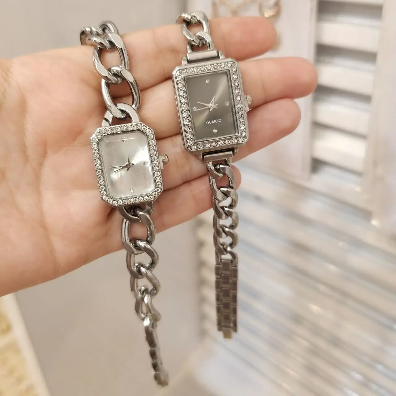 ✨دو مدل از قشنگترین ساعت هامون با بند کارتیه 😍😊✨