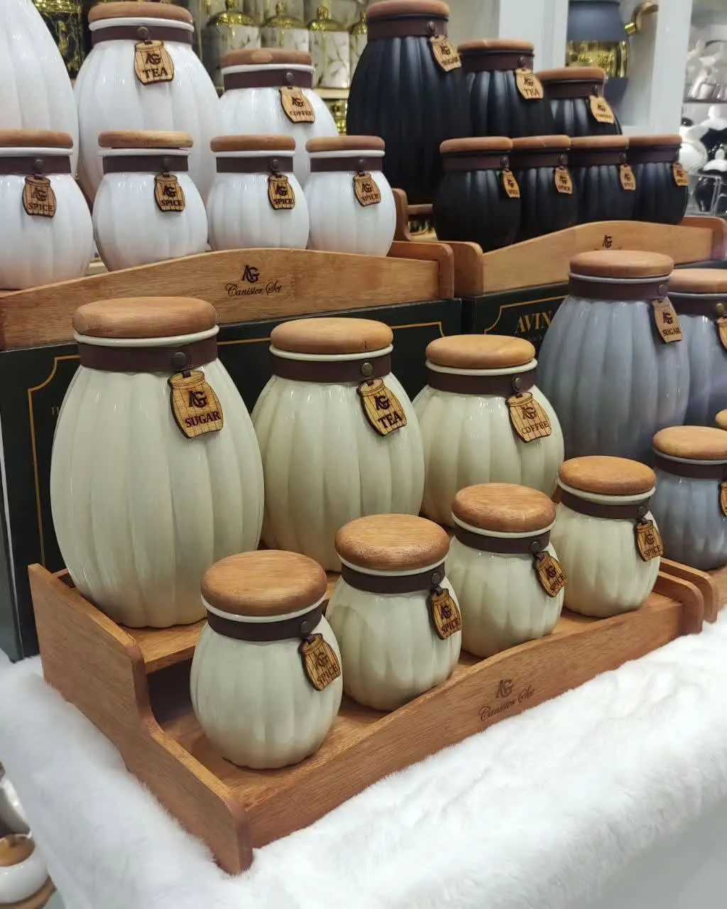 چهار رنگ سفید کرم مشکی و طوسی