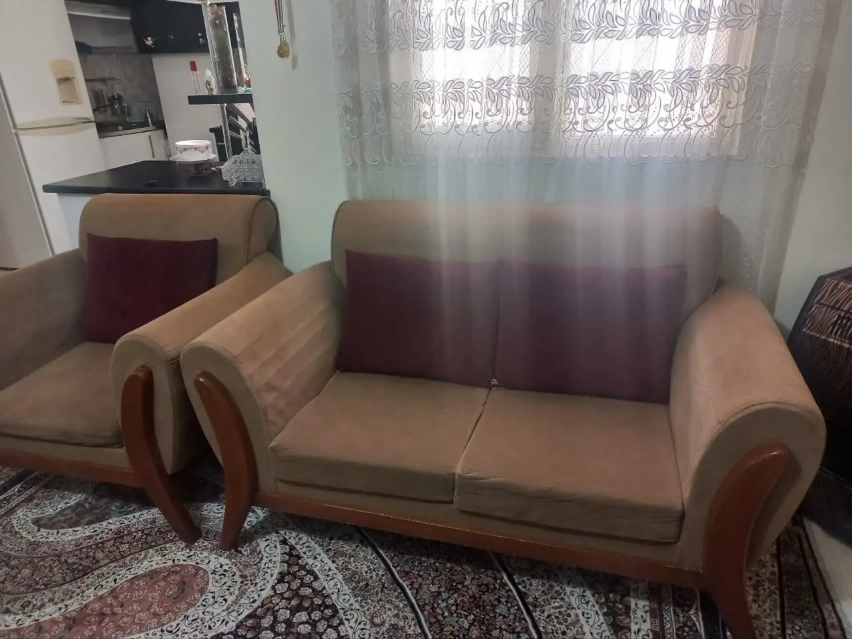 مبل راحتی ۷ نفره کاملا سالم مقداری خط روی پایهها تشکها زیپی قابل شست وشو