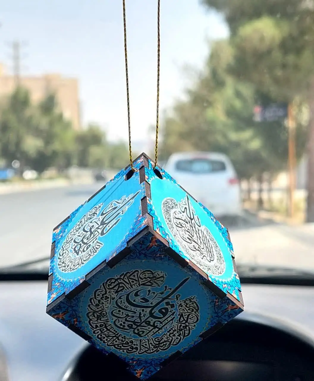 ✅ متن چاب شده روی مکعب که حدیث به آن اشاره دارد: