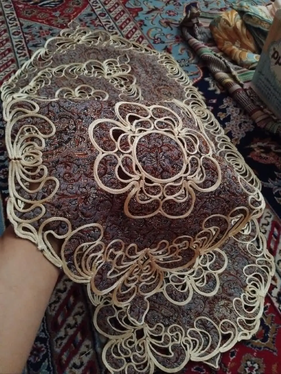 ست رومیزی ترمه، دور قیطان دوزی شده