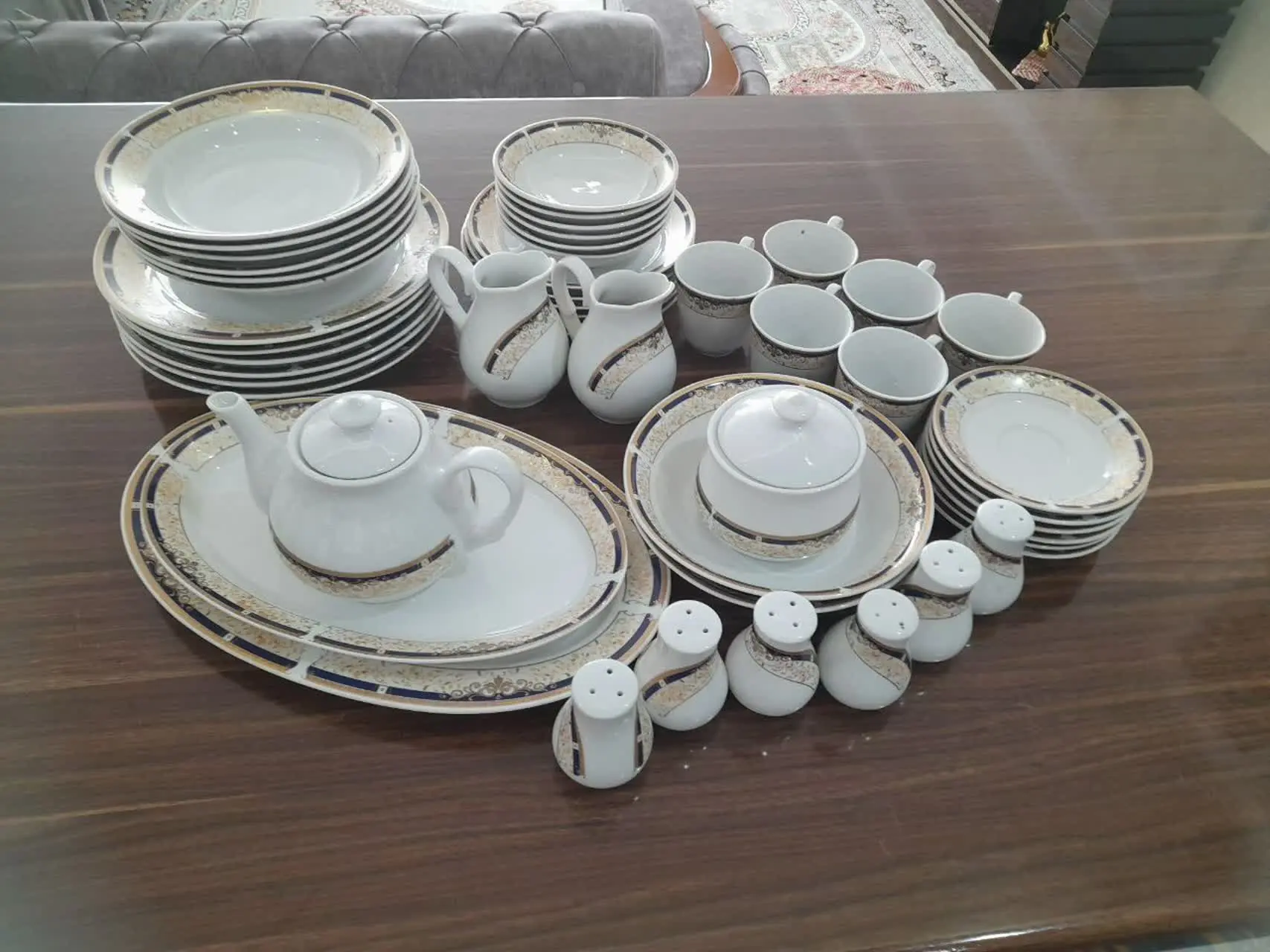 سرویس چینی شش نفره کاملا سالم وبدون ایراد خیلی کم استفاده شده