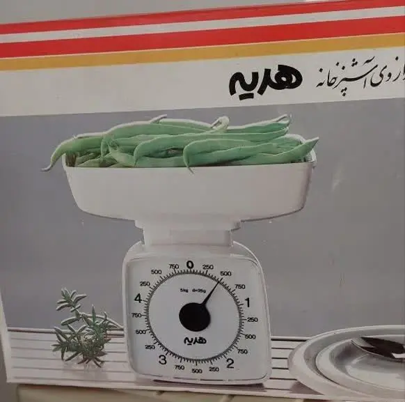 ترازوی آشپزخانه هدیه، اندازه گیری تا ۱۰ کیلو. بدون نیاز به باطری و به صورت مکانیکی کار میکند. اکبند و با جعبه مناسب جهیزیه.