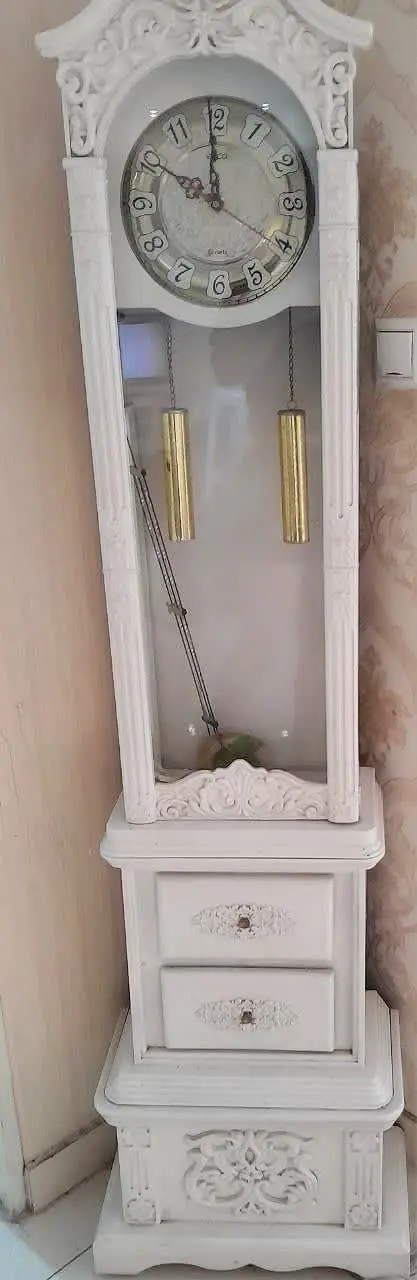 ساعت کنار سالنی چوبی